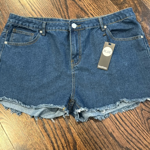 Boohoo Pants - **NWT** Boohoo Jean Short